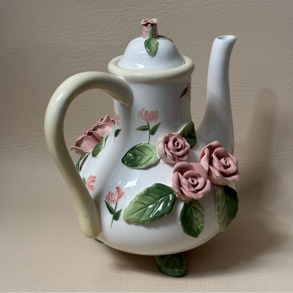 Vintage Home Interiors
Victorian Rose Garden Hand
Painted Teapot - Picture 4 of 6